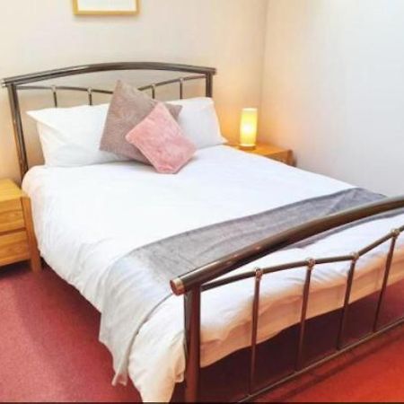 Stratton Cottage Guesthouse Biggleswade Exterior foto A bedroom at the hotel