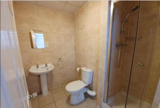 Stratton Cottage Guesthouse Biggleswade Exterior foto A wet room